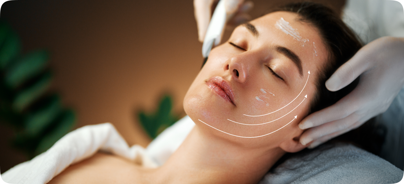 Paciente durante procedimento de harmonização facial